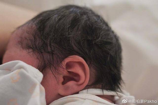 生下|香港男星周柏豪官宣喜讯，称妻子生下二胎儿子，凑成“好”字！