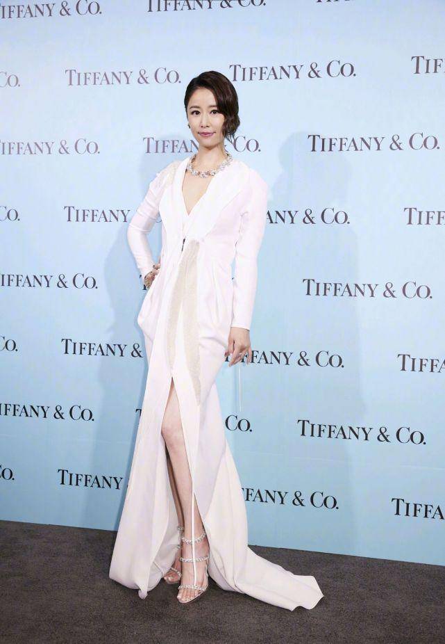 设计|林心如又“火”了，穿玫红色抹胸连衣裙高贵华丽，高挑又时髦