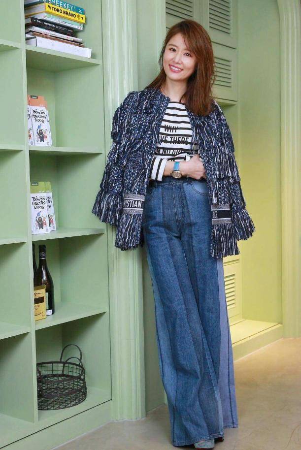 设计|林心如又“火”了，穿玫红色抹胸连衣裙高贵华丽，高挑又时髦