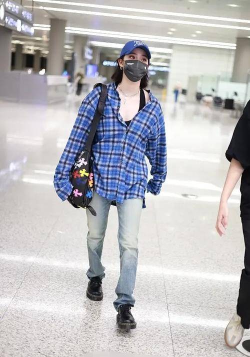 黑色|欧阳娜娜“变性”造型,男装打扮现身机场,网友:男友力爆棚!