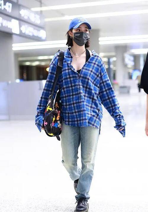 黑色|欧阳娜娜“变性”造型,男装打扮现身机场,网友:男友力爆棚!