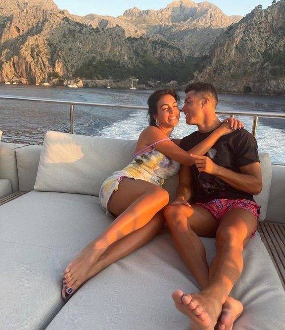 身材|C罗晒家庭晚宴，乔治娜穿衣大胆引争议，沙漏身材穿衣太有曲线美