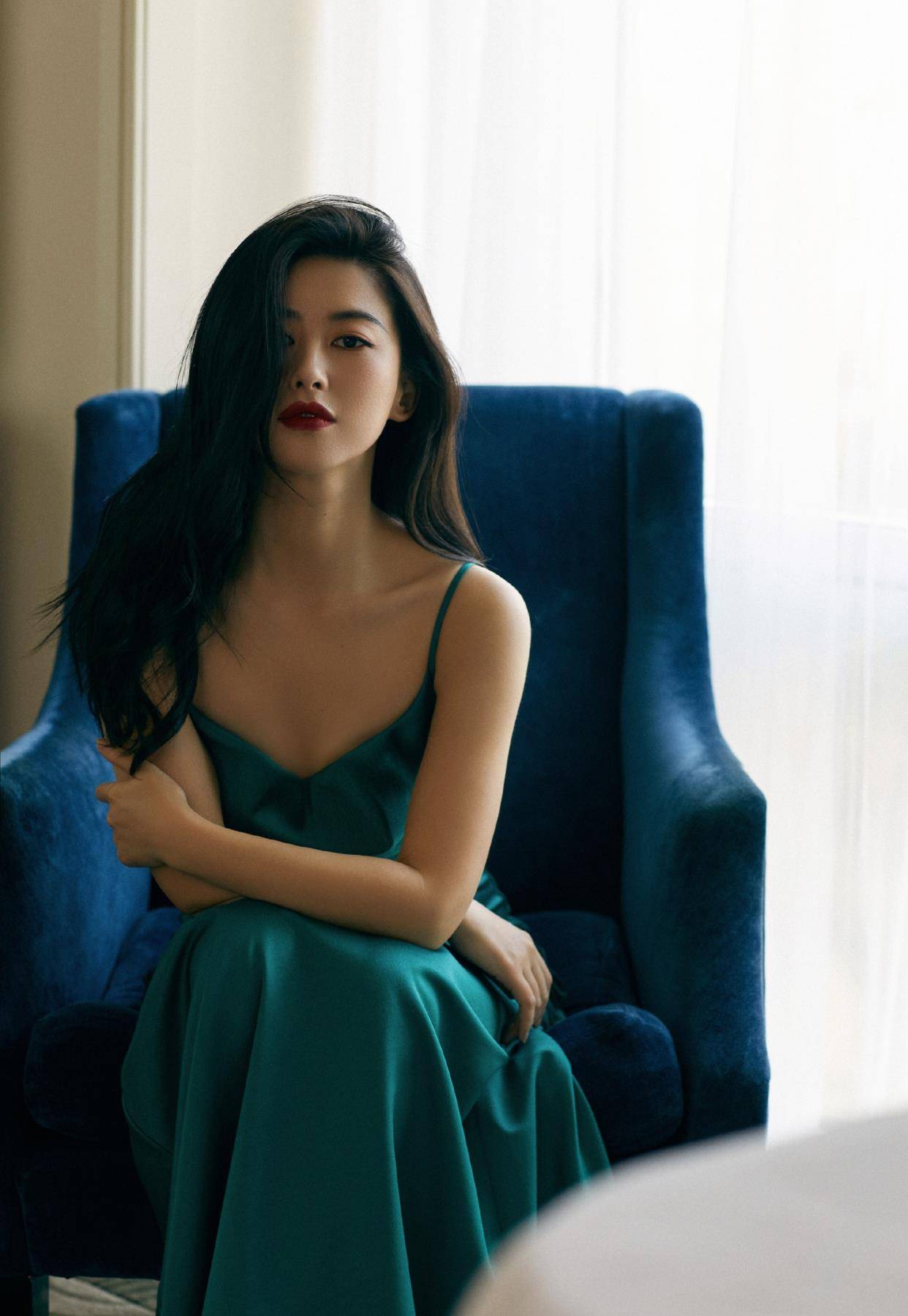 面孔|朱珠绿色吊带裙妩媚高级，红唇卷发尽显风情，最美面孔自由灵魂