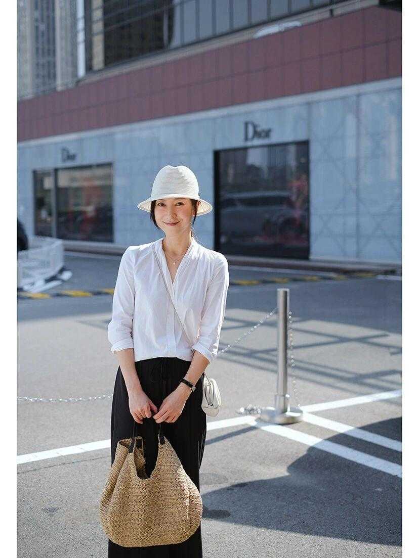 显得|高级穿搭与年龄无关，白衬衫搭配黑色阔腿裤，3、40岁也可以很美