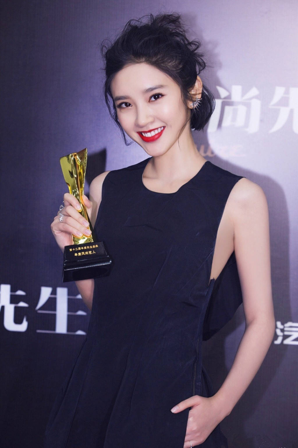 唐艺昕同框沈梦辰,红蓝小裙子赛美,玩飞吻也不怕张若昀吃醋