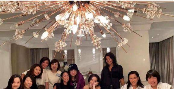 服装|“时尚女魔头”张宇晒聚会照，白色衬衫清爽减龄，杨坤那英也现身