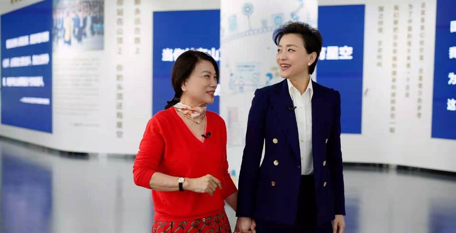 服装|董明珠难得高调,穿V领套装裙接受采访,却被穿蓝西装的杨澜抢镜