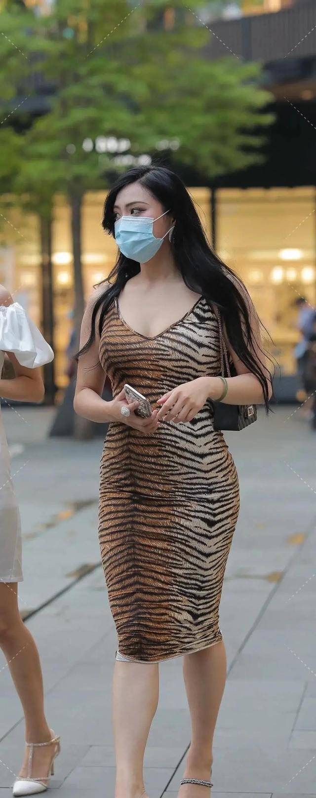 整体|贴身提臀的连衣裙，选择优雅减龄的风格，特别好看