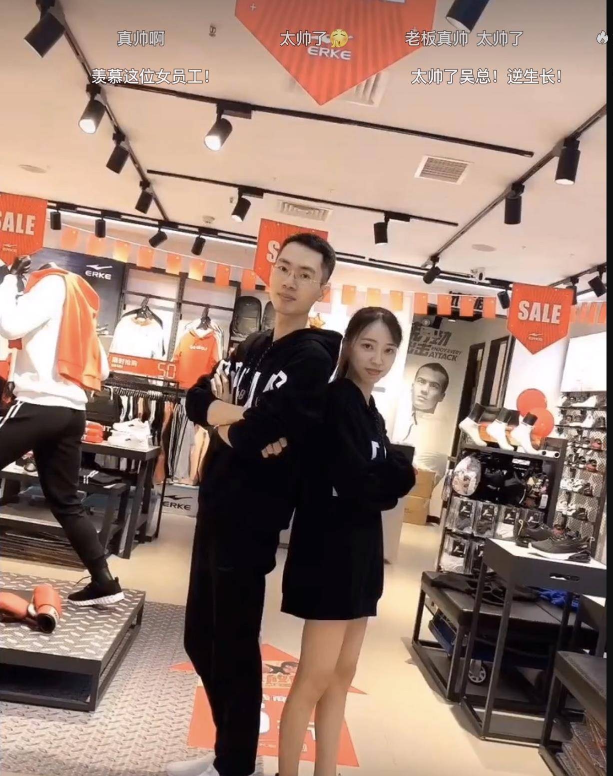 阳光|被鸿星尔克老板圈粉，穿自家卫衣帅气阳光，年近五十却像个小伙子