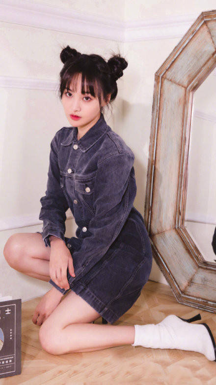 黑色|郑爽双丸子头清爽减龄，黑色牛仔裙娇俏可爱，少女心造型超亮眼