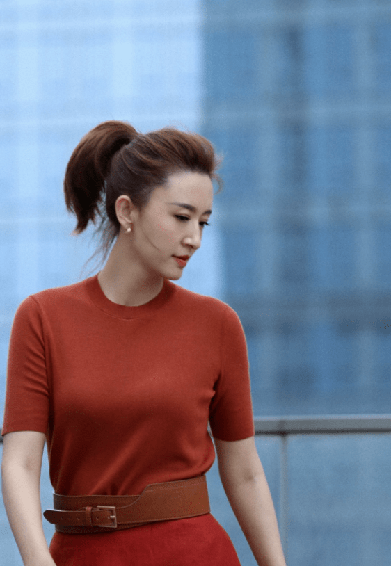 原创67撞色时尚怎么玩才高级跟着张蕾学搭配40岁也能美出圈