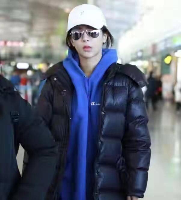 卫衣|杨紫私服比礼服造型更减龄,灰色卫衣配阔腿裤休闲舒适,青春靓丽