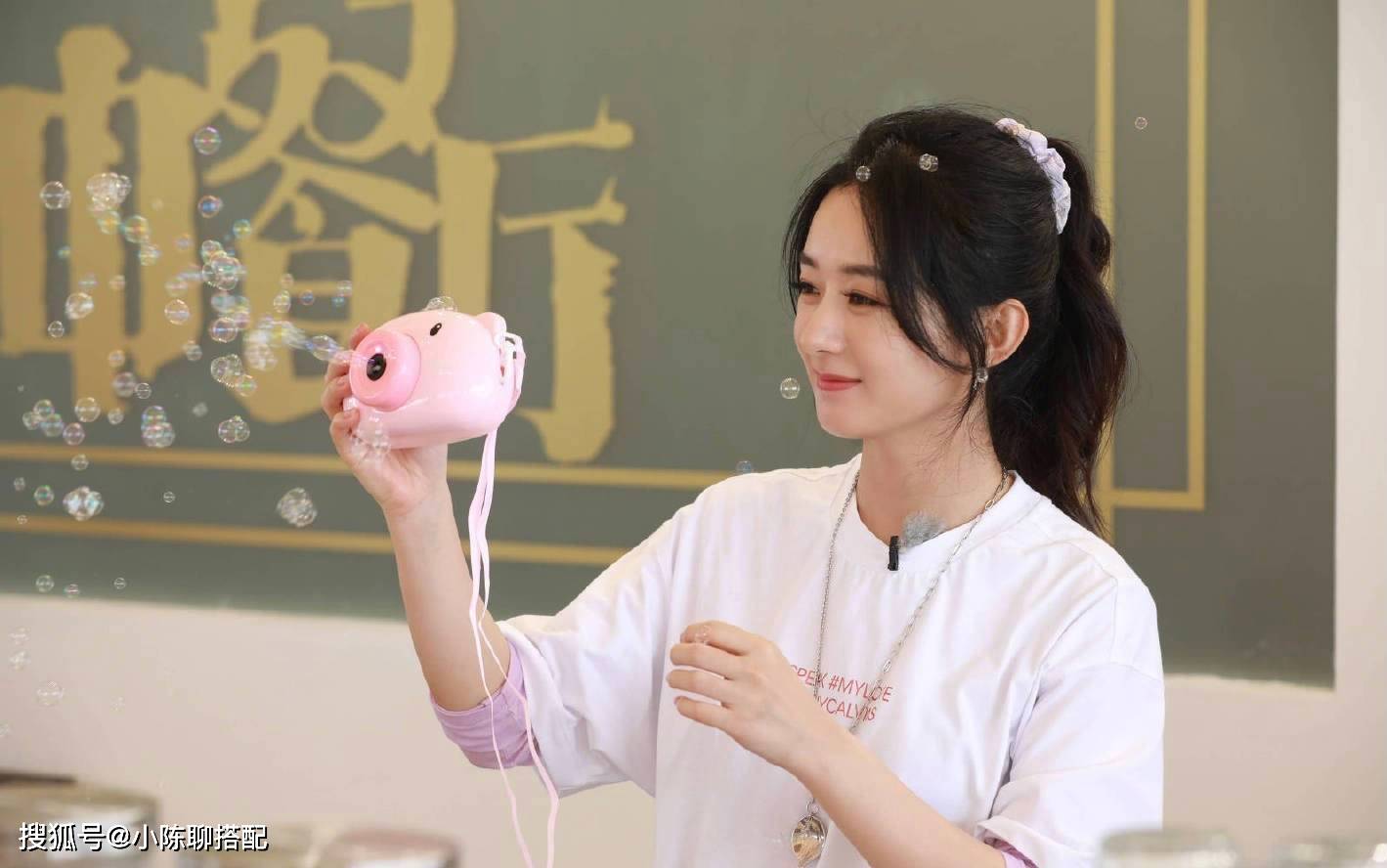 秘密|34岁赵丽颖逆袭时尚圈，当妈后颜值反而更高，秘密就在于穿搭上