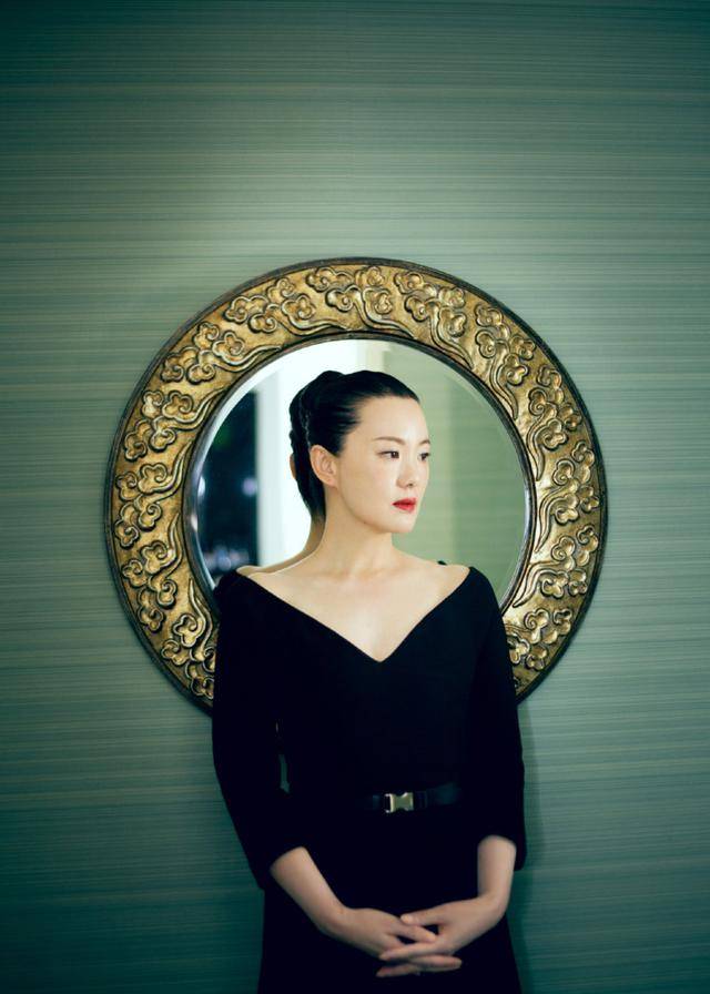 美貌|影后咏梅真会省，“一衣三穿”不仅靠美貌气质，论搭配的重要性