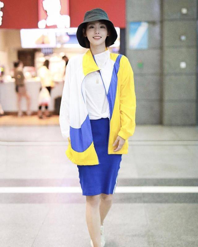 颜色|张嘉倪真会穿,拼接外套搭配短裤少女感爆棚,完全看不出是两娃的妈!