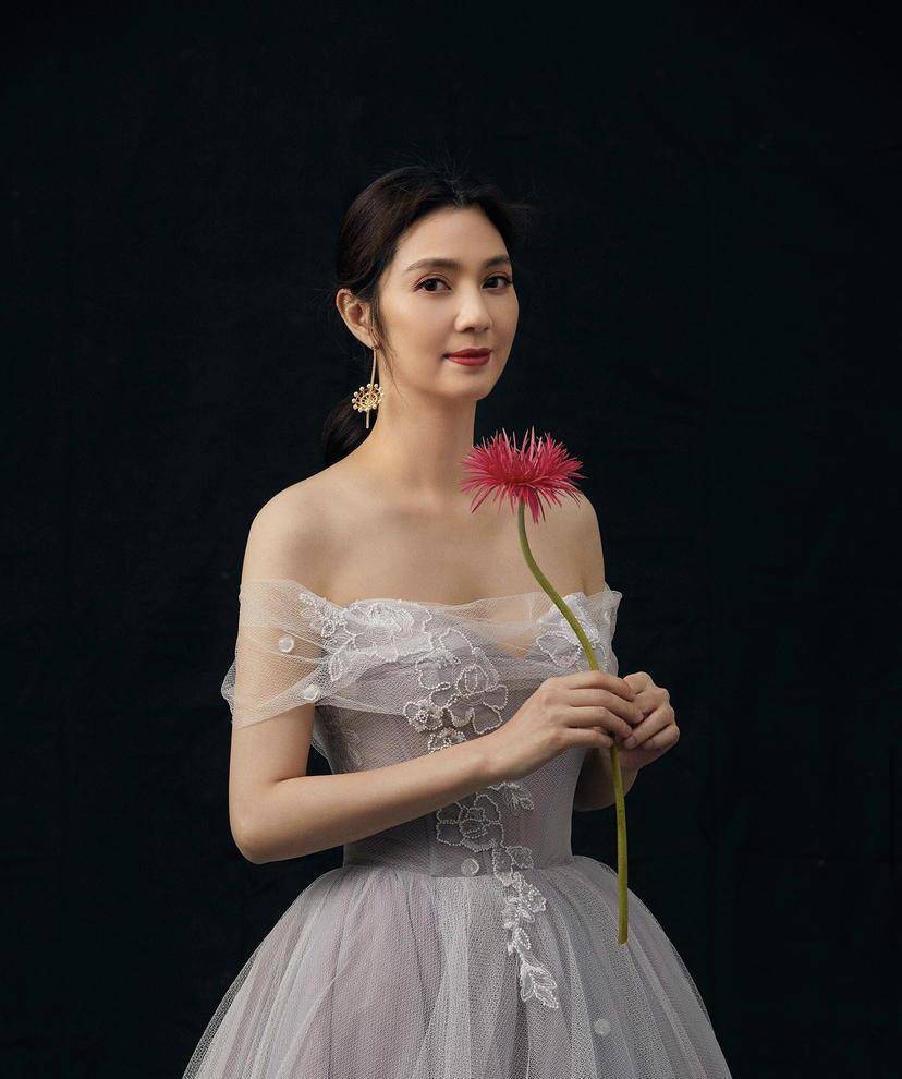 洪欣美|又被洪欣美到了,穿大红色V领吊带裙时髦精致,端庄成熟真有气质