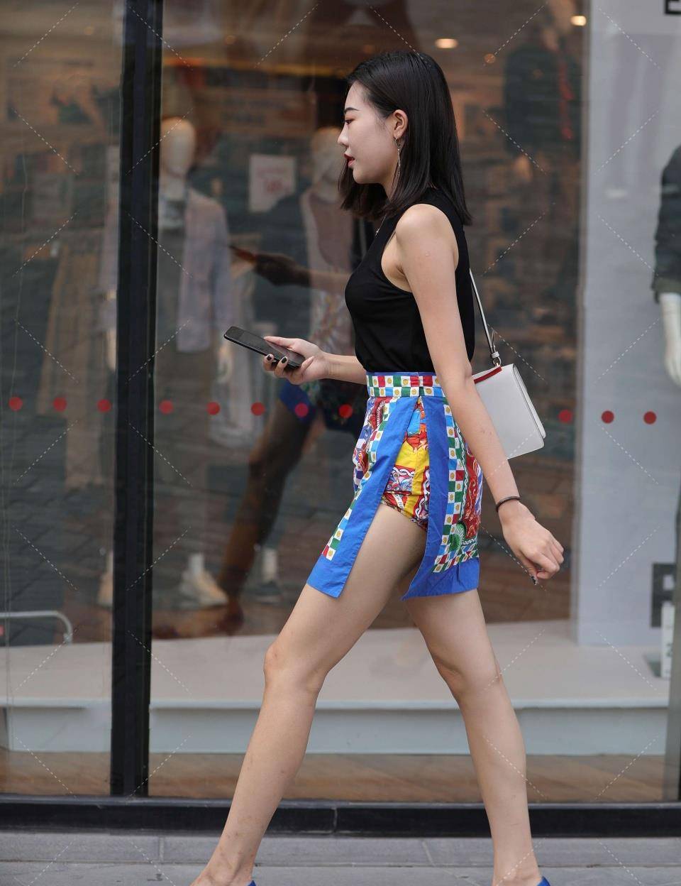 高跟鞋|半身长袖打底衫加牛仔短裤，搭配出色，既清新又亮眼