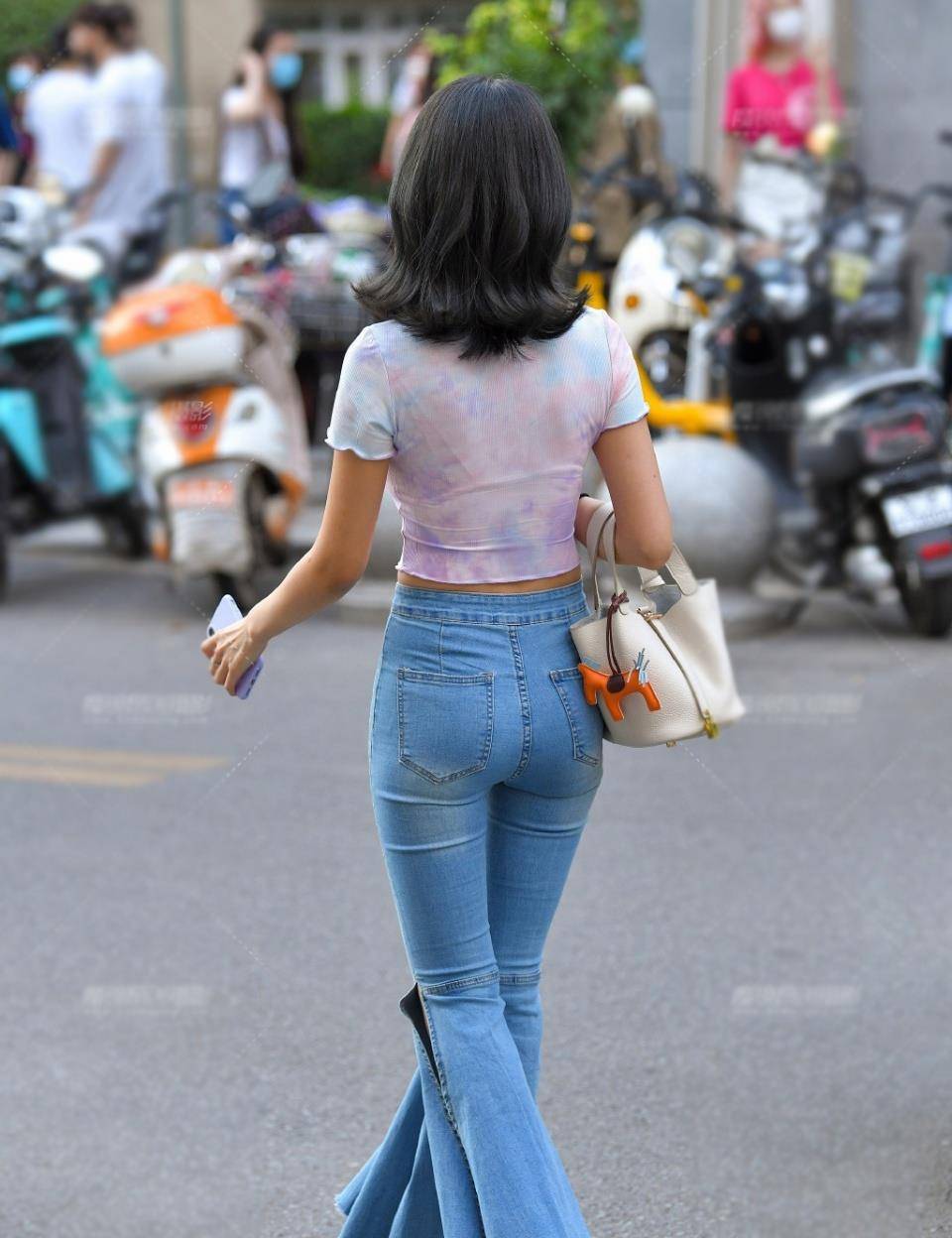 个性|女生的洋气穿搭，开口喇叭裤配短袖衫，穿出夏季潮流的美