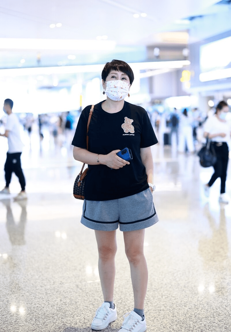 身材|年近60岁的张凯丽真敢穿，又穿“短裤”走机场，状态比年轻人好