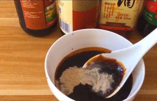 方法|一整只鸡直接放电饭煲里，不放水不放油，比外面卖的烤鸡还好吃