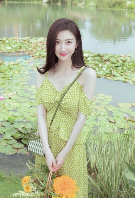 香芋|景甜扮嫩真是有一套，穿着嫩绿的吊带裙，但鞋子看着可真够热的