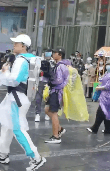 小区|吴奇隆新综艺惹争议，网友爆料节目组拍摄封路，现场画面曝光