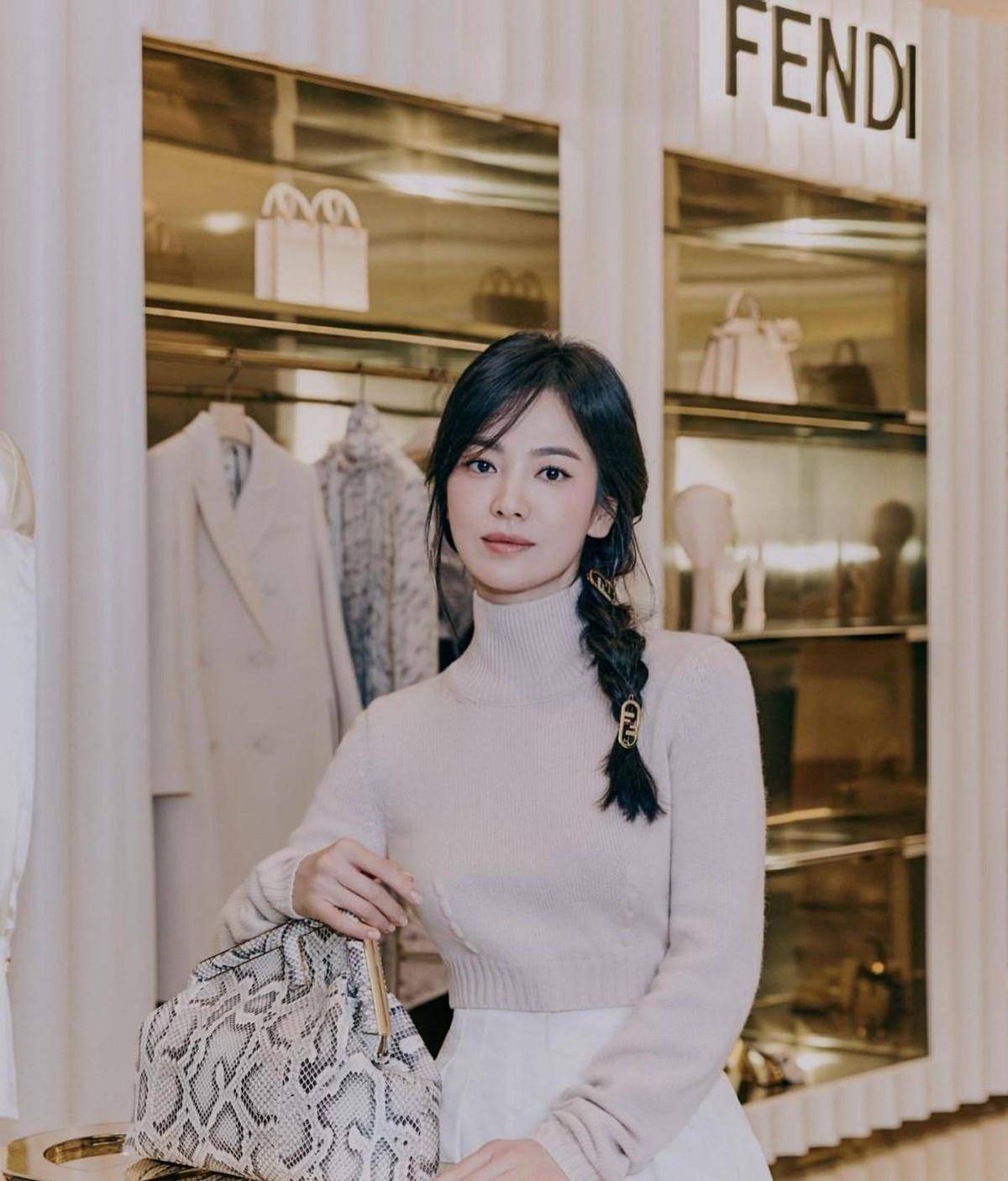 职场|“国民女神”宋慧乔最新写真，扎麻花辫少女感十足，重回18岁