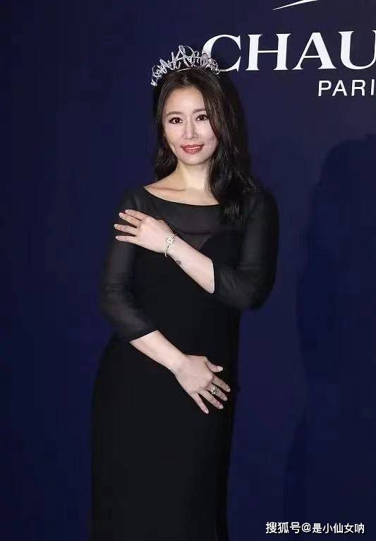 黑色|45岁林心如怀二胎?罕亮相全程抚摸小腹,穿礼服腰身圆润胖得多