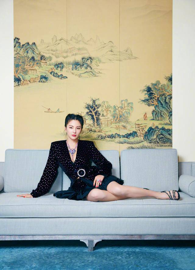 身材|张雨绮穿咖色抹胸薄纱裙真妩媚，露锁骨大秀时尚，纤细长腿惹羡慕