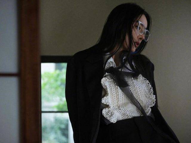 身材|杨幂新大片成秋冬职场指南!穿黑裙硬要凹出身材,挑染发色太个性