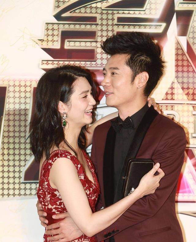 洪欣美|又被洪欣美到了,穿大红色V领吊带裙时髦精致,端庄成熟真有气质