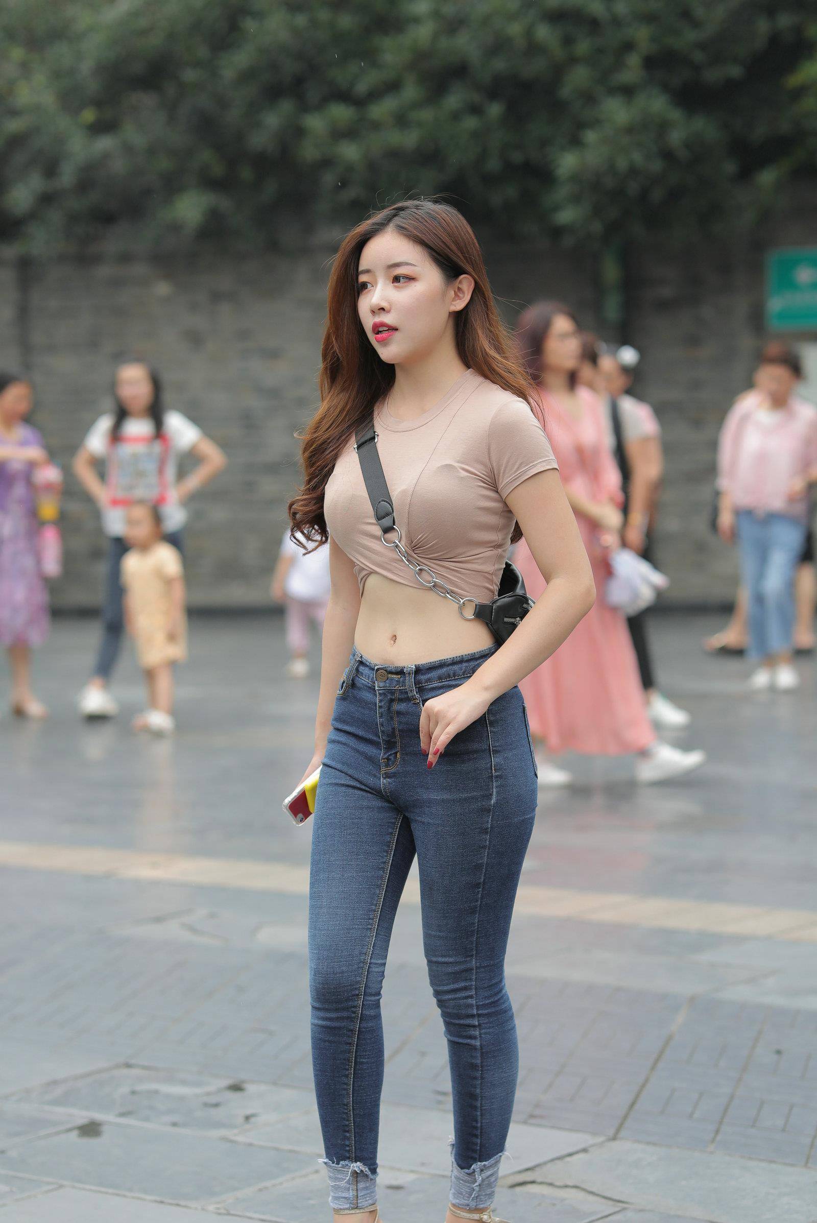 个性|女生的洋气穿搭，开口喇叭裤配短袖衫，穿出夏季潮流的美