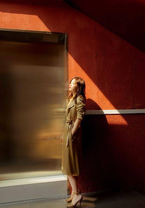 光阴|赵薇瘦下来真好看，一袭风衣美回颜值巅峰，看不出43岁了