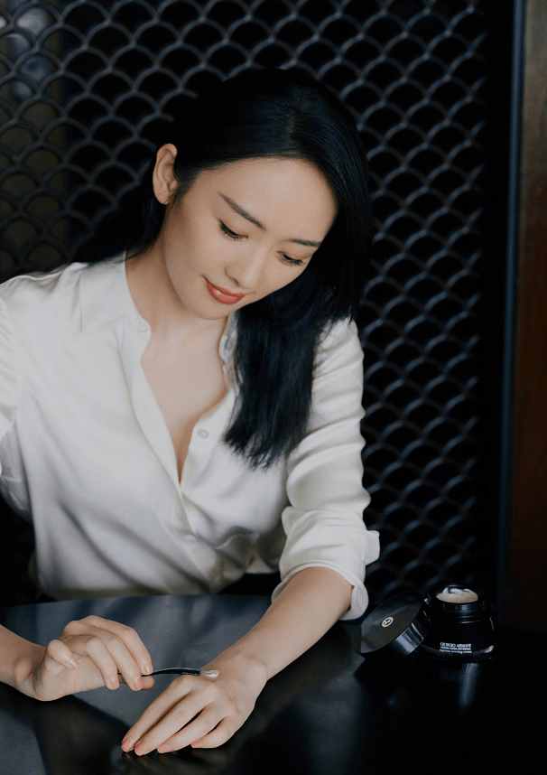 材质|童瑶走红毯真任性,不穿礼服却穿白衬衫配黑裤,却意外有了高级感