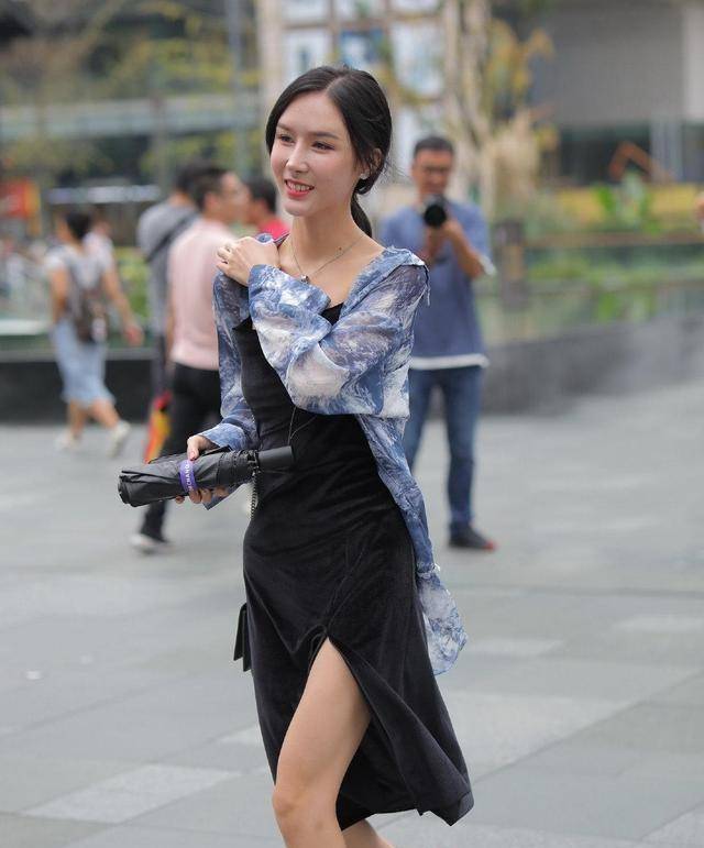 显得|穿上连衣裙让你气场十足，率真自然塑造完美身型，搭配凉鞋
