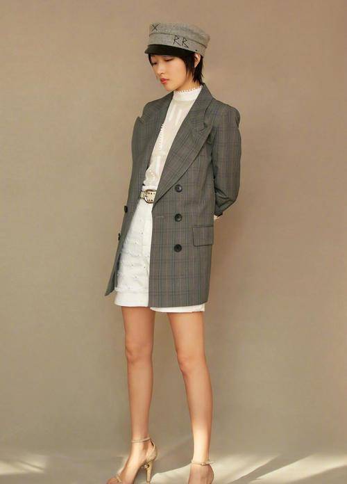 周冬雨|周冬雨真厉害，162的身高穿西装又帅又美，戴贝雷帽嫩回18岁