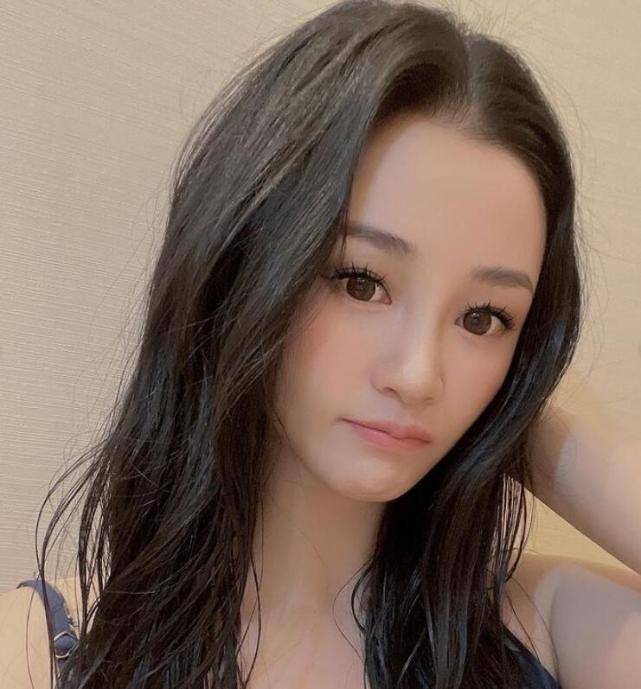 陈昱霖告别吴秀波后海边拍照容貌身材依旧过人欲出道当网红