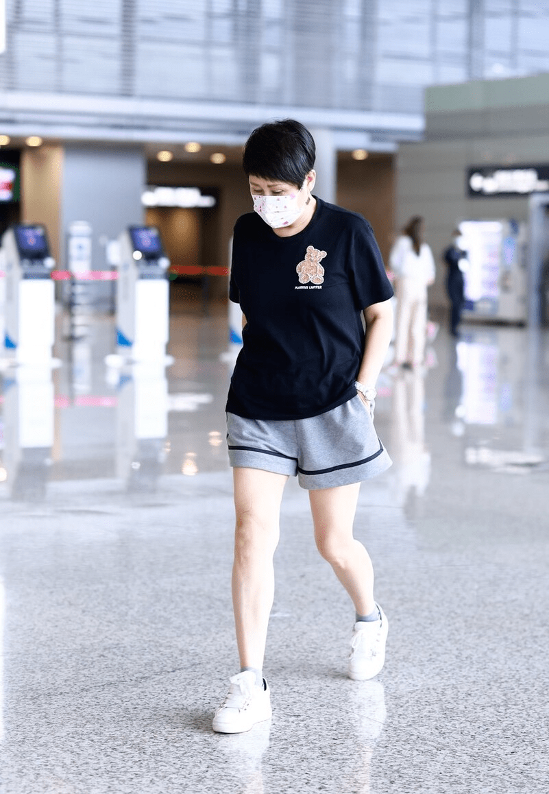 身材|年近60岁的张凯丽真敢穿，又穿“短裤”走机场，状态比年轻人好