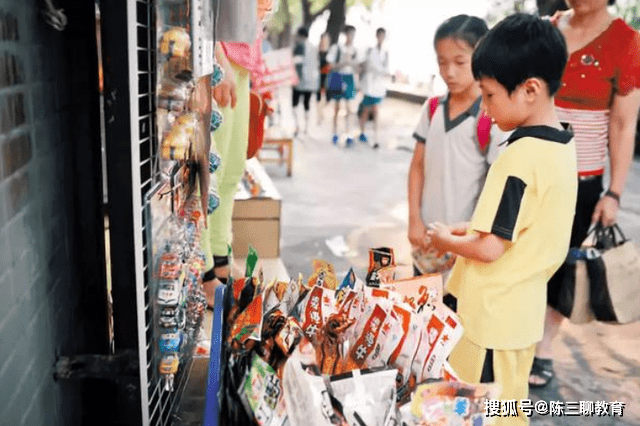 食品|教育部传来坏消息，中小学不得设立小卖铺超市，辣条烤肠见不到了
