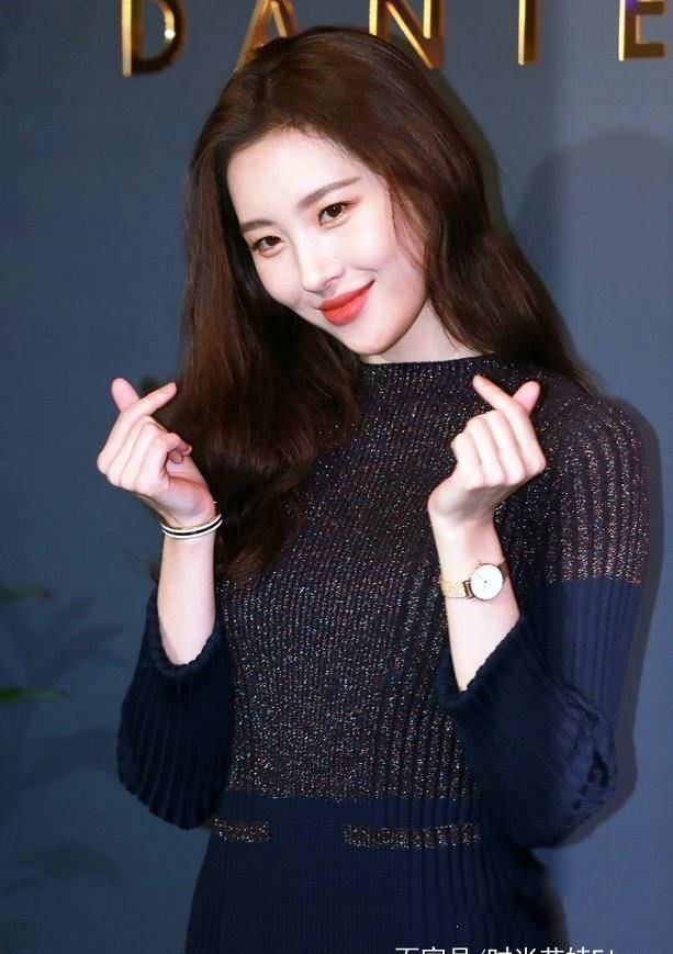 身材|李宣美越来越高调，不穿短裤穿连衣包臀裙，完全被她的身材抢了镜