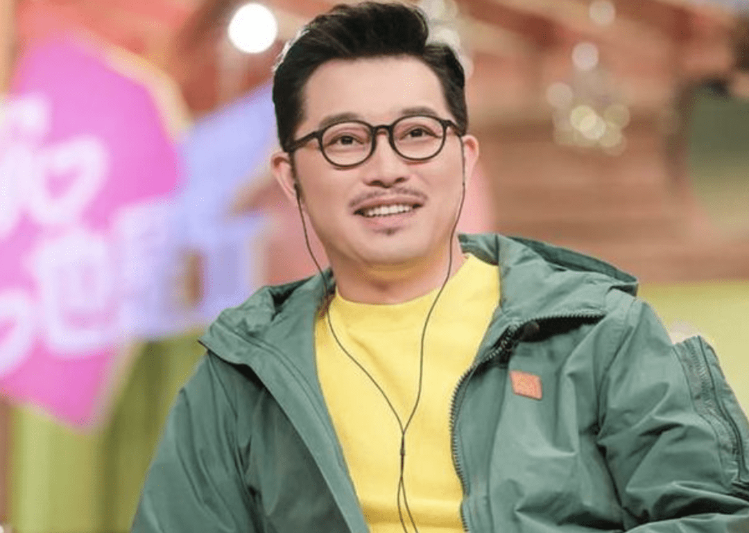 胡可|老婆名气比他大,43岁“长相老土”的他为何如此受综艺节目欢迎??