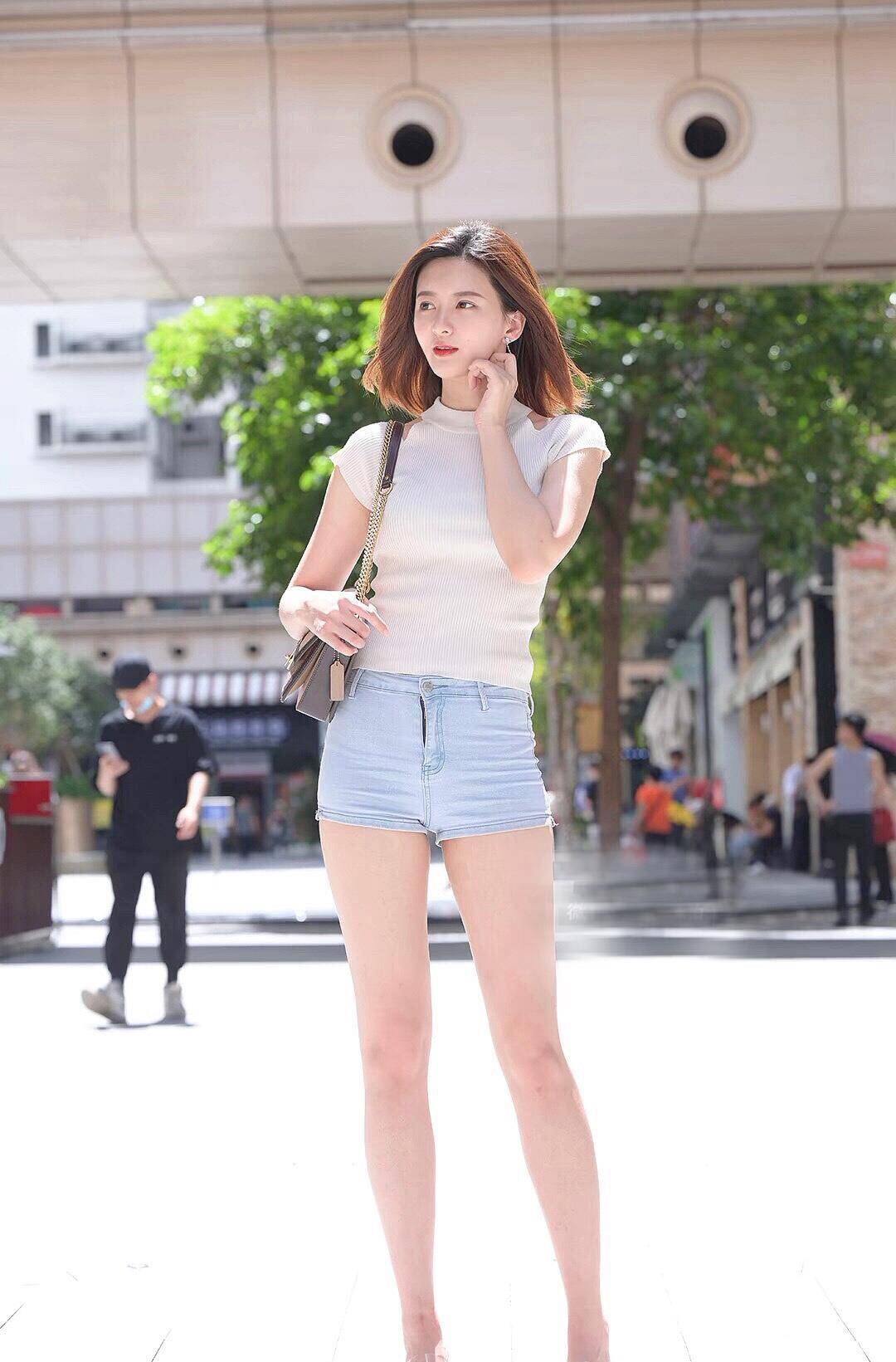 颜色|牛仔短裤配水晶高跟鞋，轻松穿出高挑的美，清凉时尚又美丽大方