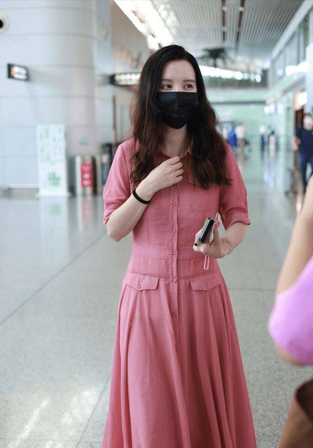 进行|张萌穿着打扮不像明星，好在气质优雅，穿“土潮妈妈裙”不减分