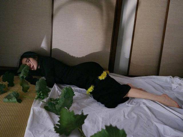 身材|杨幂新大片成秋冬职场指南!穿黑裙硬要凹出身材,挑染发色太个性