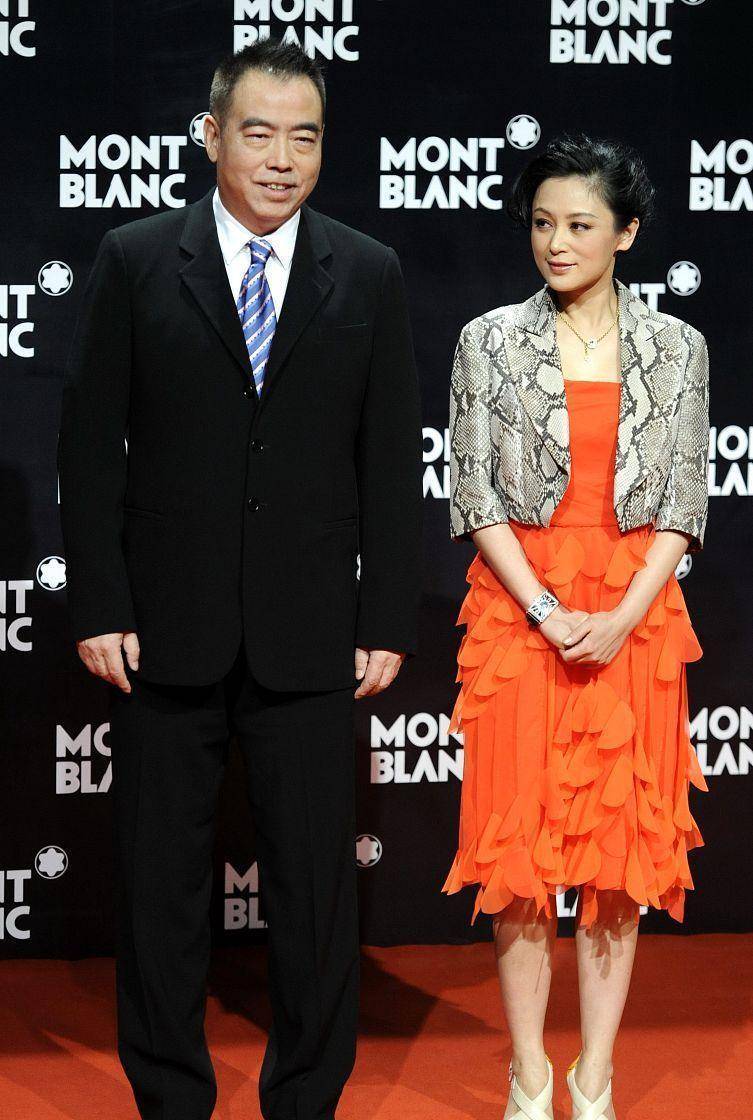 整体|陈红孩子都成年了,颜值气质还是这么美,多艳的裙子也能驾驭