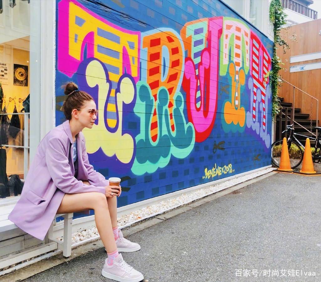 打领带|昆凌扎丸子头年轻10岁，穿背心打领带，27岁俩娃妈嫩得像校园女神