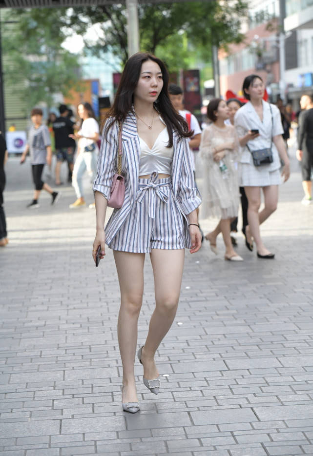 小高|气质女生的通勤装，简单又有魅力，好似“仙女”般出尘！