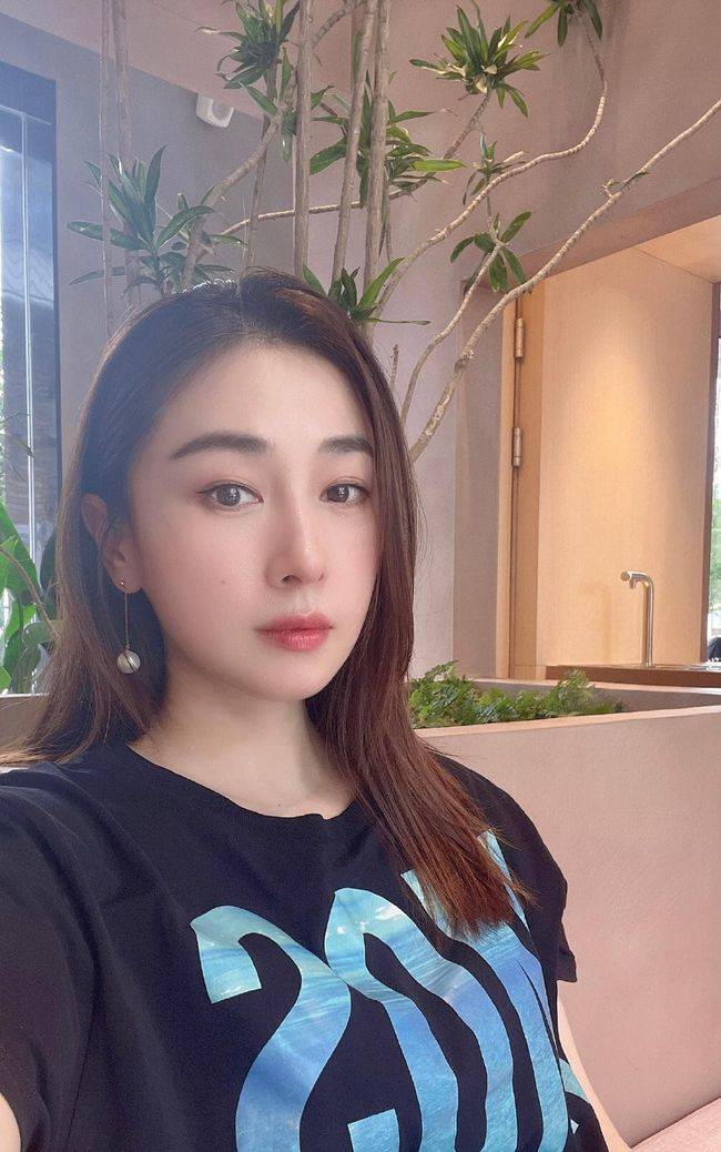 亮片|樊少皇妻子挺“辣”的，亮片西装配项圈，中分发型看着就霸气