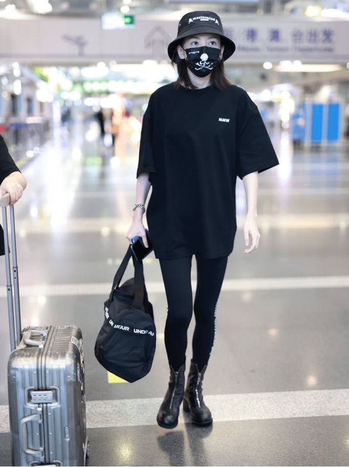 于文文全黑look低调现身 紧身裤 中筒靴腿长一米八