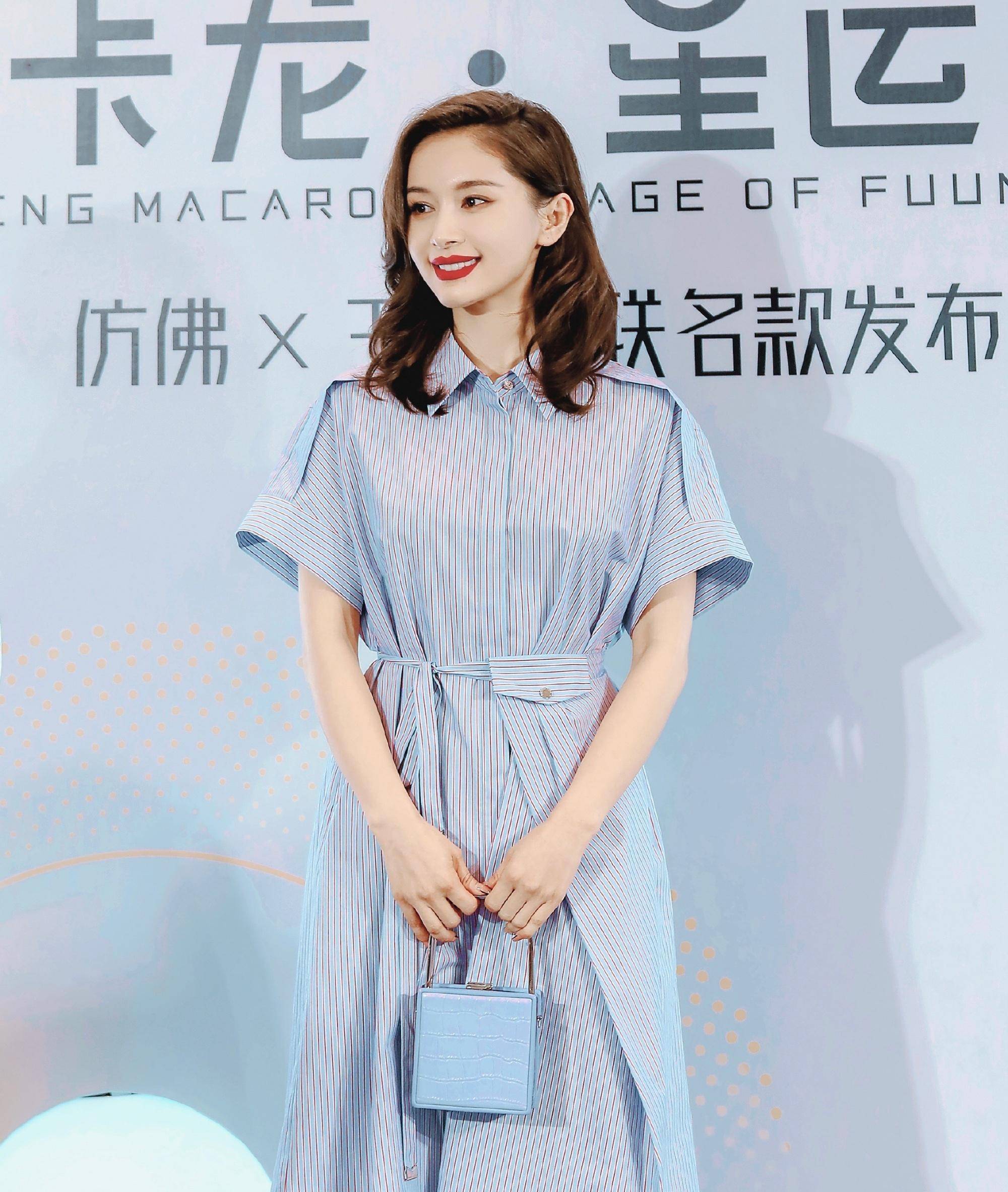 元素|王子文官宣恋爱后更温婉了，穿小白裙气质柔美，清新俏皮像小女生